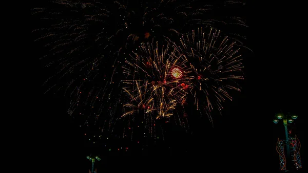 Lunga Esposizione Fuochi Artificio Contro Cielo Nero Uno Spettacolo Pirotecnico — Foto Stock