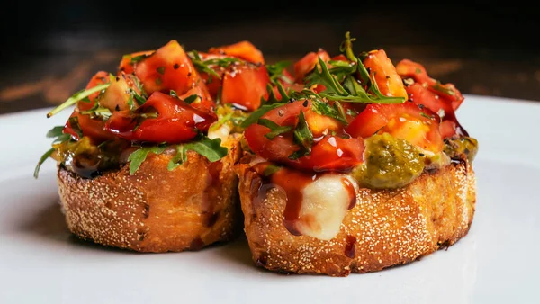 Beyaz arkaplanda domates ve mozzarella bruschetta 'nın yakın plan görüntüsü.