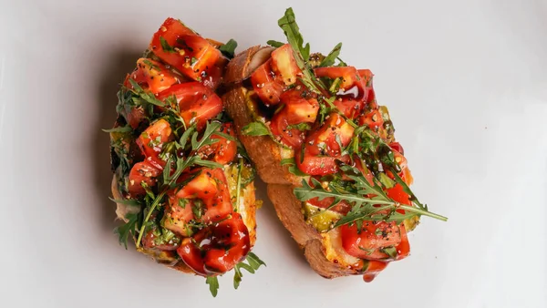 Beyaz arka planda mozzarella peyniri, pesto, domates ve fesleğen..