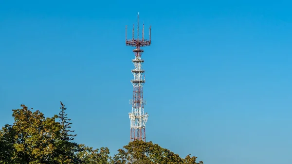 Torre Radio Con Antenne Comunicazione Cellulare Sullo Sfondo Del Cielo — Foto Stock