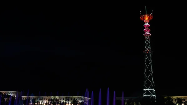 Świecąca Wieża Telewizyjna Nocą Uroczysta Oświetlona Wieża Nadawcza Miejsce Tekst — Zdjęcie stockowe