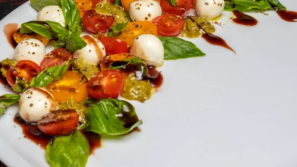 Salada Caprese Refeição Saudável Com Tomates Cereja Bolas Mussarela Especiarias — Fotografia de Stock