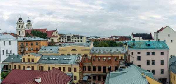 Tarih şehir merkezinin üstündeki döşeme çatılar. Minsk, Belarus 'un tarihi kısmının en üst görüntüsü. Seyahat kavramı.