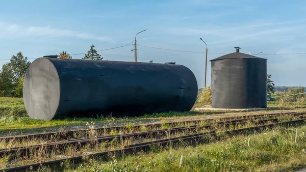 Tanque Combustível Metálico Num Antigo Pátio Ferroviário Tanque Combustível Preto — Fotografia de Stock