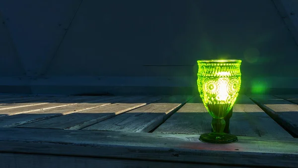 Copos Vazios Iluminados Vidro Verde Uma Haste Fundo Madeira Vista — Fotografia de Stock
