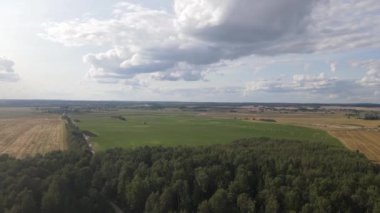 Ekilmiş ve temizlenmiş tarım tarlaları. Ekinlerin endüstriyel yetiştirilmesi. Güneşli bir günde hasattan sonra geniş bir tarım alanının havadan görünüşü.