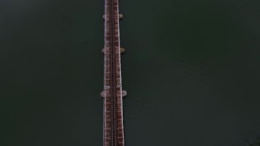 Dar göstergeli demiryolu ile köprünün yukarıdan aşağı görüntüsü. Macera konsepti.