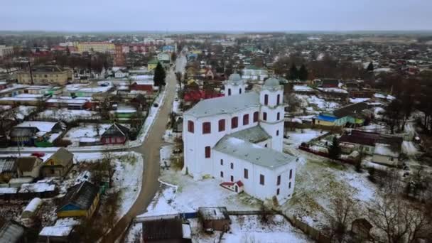 Αεροφωτογραφία Μιας Μικρής Πόλης Καλυμμένης Χιόνι Μια Κρύα Χειμωνιάτικη Μέρα — Αρχείο Βίντεο