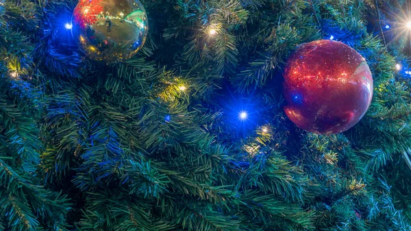Γκρο Πλαν Άποψη Του Διακοσμημένο Χριστουγεννιάτικο Δέντρο Όμορφο Χριστουγεννιάτικο Δέντρο — Φωτογραφία Αρχείου