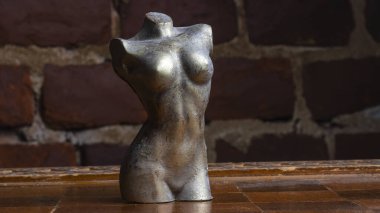 Satranç tahtasındaki çıplak kadın vücudu şeklinde çikolata figürler. Transseksüel tolerans. LGBT sorunları. Cinsiyet eşitliği.