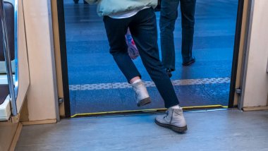 Platformda kapıları açık olan metro treni. Trendeki metal kapılar. Yeraltında vagonlar dolusu metro. Yüksek hızlı elektrikli tren..