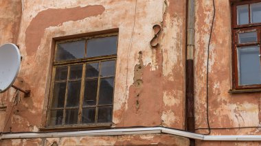 Şehir merkezindeki eski evin avlusundan bak. Eski bir apartmanın duvarı. Kentsel kavramlar.