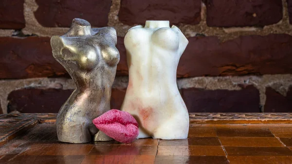 Satranç tahtasındaki çıplak kadın vücudu şeklinde çikolata figürler. Transseksüel tolerans. LGBT sorunları. Cinsiyet eşitliği.