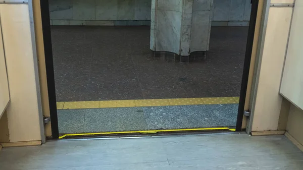 Platformda Kapıları Açık Olan Metro Treni Trendeki Metal Kapılar Yeraltında — Stok fotoğraf