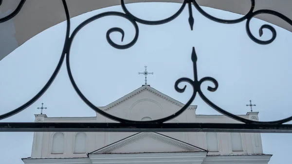 Vista Cruz Católica Techo Antigua Iglesia Través Reja Cerca Desenfoque — Foto de Stock