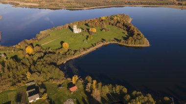 Çatıda çim ve adada çan kulesi olan eski harabe bir kilise. Eski kilise kalıntılarının havadan görünüşü. Tarihi kavramlar.