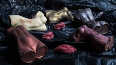 Çıplak kadın vücudu şeklinde çikolatalı heykelcikler. LGBT konsepti. Alışılmadık şekerler. LGBTQ tasarımı için resim. Doku ve arkaplan.