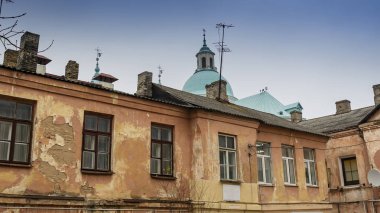 Şehir merkezindeki eski evin avlusundan bak. Eski bir apartmanın duvarı. Kentsel kavramlar.