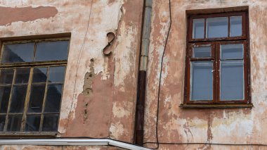 Şehir merkezindeki eski evin avlusundan bak. Eski bir apartmanın duvarı. Kentsel kavramlar.