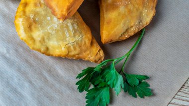 Lezzetli kızarmış chebureki soslu ve parşömenli maydanozlu. Fast food konseptleri. Aperatif. Sokak yemekleri..