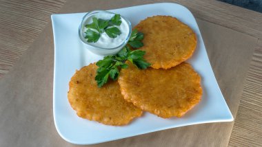 Krema soslu ve maydanozlu patatesli krep yakın plan görüntüsü. Slav mutfağı kavramları.