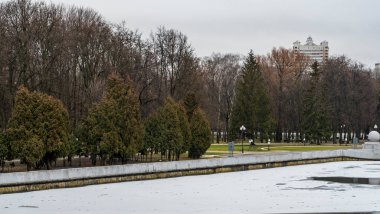İnce buz tabakalarıyla nehrin karanlık suları. Minsk 'in merkezindeki nehirdeki ilk buz. Şehir kavramları. Metin için boşluk.