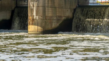 Nehir taşar. Şehir Barajı 'nın fotoğrafı. Şelale nehir barajı manzarası. Nehir boyunca beton Weir.