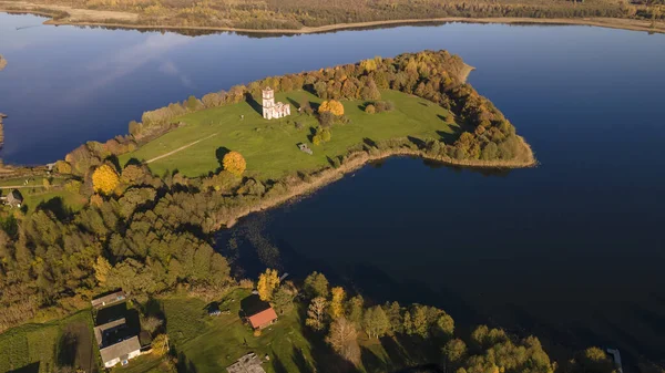 Çatıda çim ve adada çan kulesi olan eski harabe bir kilise. Eski kilise kalıntılarının havadan görünüşü. Tarihi kavramlar.