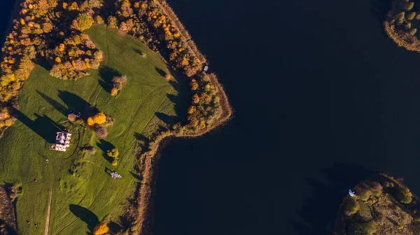 Çatıda çim ve adada çan kulesi olan eski harabe bir kilise. Eski kilise kalıntılarının havadan görünüşü. Tarihi kavramlar.