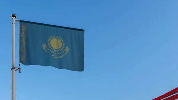 Bandeira Nacional República Cazaquistão Mastro Bandeira Frente Céu Azul Com — Fotografia de Stock