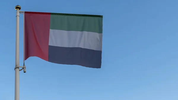 太陽光線とレンズフレアを持つ青い空の前の旗竿にアラブ首長国連邦の国旗 外交概念 国際関係 テキストのスペース — ストック写真