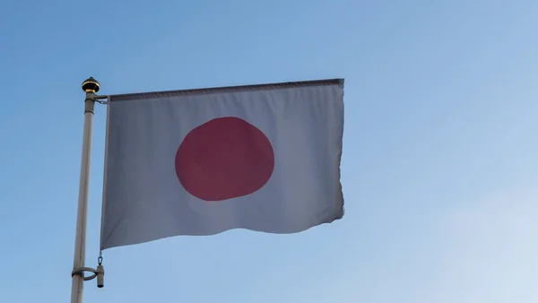 Bandera Nacional Japón Asta Bandera Frente Cielo Azul Con Rayos —  Fotos de Stock