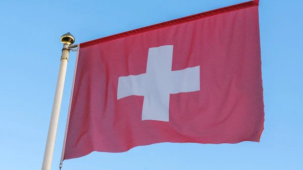 Bandera Nacional Suiza Asta Bandera Frente Cielo Azul Con Rayos —  Fotos de Stock