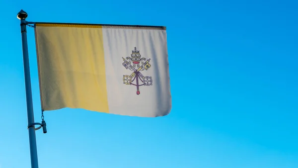Bandeira Tecelagem País Cidade Vaticano Mastro Bandeira Frente Céu Azul — Fotografia de Stock