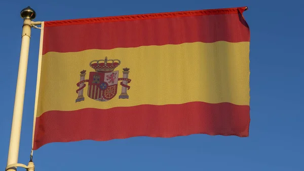Bandeira Nacional Espanha Mastro Bandeira Frente Céu Azul Com Raios — Fotografia de Stock