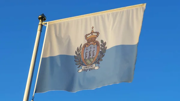 Государственный Флаг Сан Марино Флагштоке Перед Голубым Небом Солнечными Лучами — стоковое фото