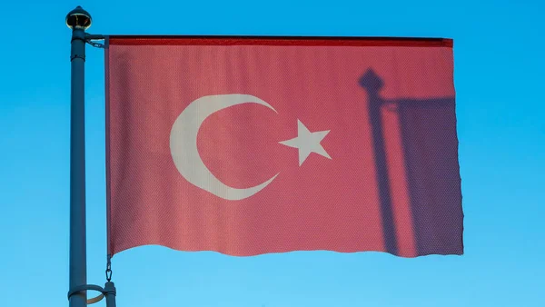 Turecká Národní Vlajka Vlajkovém Stožáru Před Modrou Oblohou Slunečními Paprsky — Stock fotografie