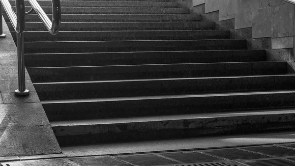 Imagen Blanco Negro Escalera Paso Subterráneo Escalera Libertad Los Rayos — Foto de Stock