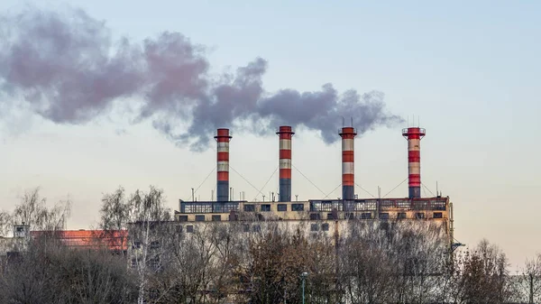 Fumar Cachimbos Fábricas Contra Pôr Sol Vista Perto Chaminé Fábrica — Fotografia de Stock