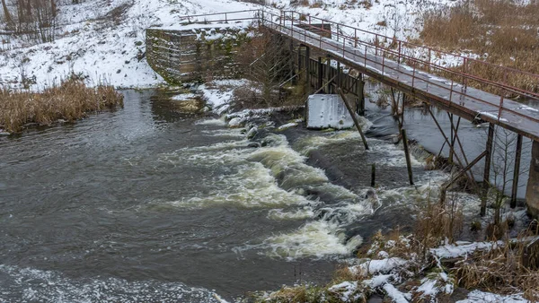Στενή Παλιά Ξύλινη Γέφυρα Πάνω Από Χειμερινό Ποτάμι Ξύλινη Πεζογέφυρα — Φωτογραφία Αρχείου