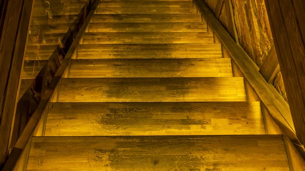 Sarı Işık Aşağıdan Ahşap Bir Merdivene Dökülüyor Mesaj Için Yer — Stok fotoğraf