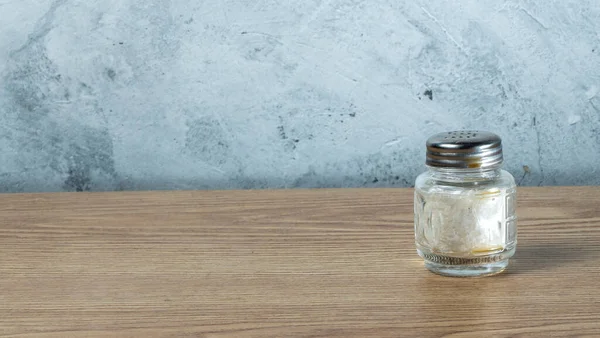 Vista Close Salt Shaker Table Fundo Parede Cinza Claro Espaço — Fotografia de Stock