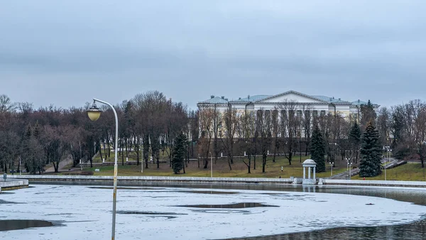 Tmavé Vody Řeky Tenkými Ledovými Pláty První Led Řece Centru — Stock fotografie