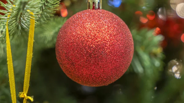 Een Rode Kerstbal Een Kerstboom Met Een Wazige Achtergrond Kerst — Stockfoto