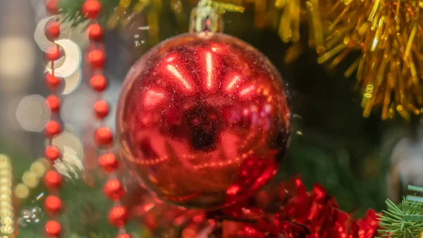 Μια Κόκκινη Χριστουγεννιάτικη Μπάλα Ένα Χριστουγεννιάτικο Δέντρο Θολό Φόντο Διακόσμηση — Φωτογραφία Αρχείου