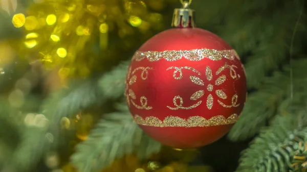 Μια Κόκκινη Χριστουγεννιάτικη Μπάλα Ένα Χριστουγεννιάτικο Δέντρο Θολό Φόντο Διακόσμηση — Φωτογραφία Αρχείου