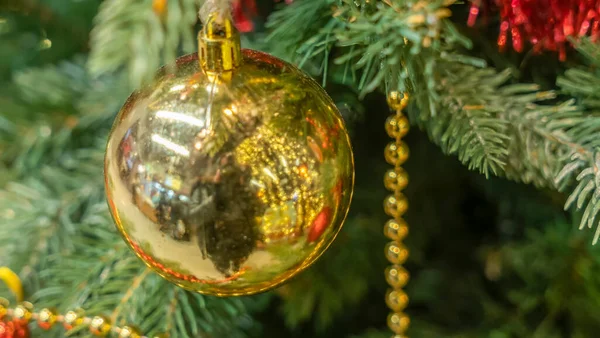 Uma Bola Natal Amarela Numa Árvore Natal Com Fundo Desfocado — Fotografia de Stock