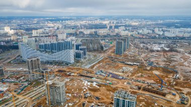 Büyük inşaat alanının havadan görüntüsü. Konut bölgesinde yeni apartmanlar inşa ediliyor.