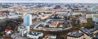 Küçük kasabanın en iyi manzarası. Nehir kenarındaki kiremitli çatıları olan eski bir kasabanın hava görüntüsü..