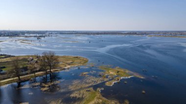 Nehir taşkınının havadan görüntüsü. Sel basmış güzel çayır. Nehir baharda suyla doluyken Pripyat nehrinin üzerinde uçmak.